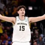 Aday Mara defendiendo con Michigan Wolverines