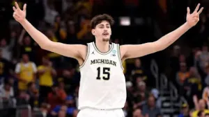 Aday Mara defendiendo con Michigan Wolverines