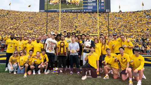 Aday Mara con sus tres anillos de campeón de Michigan Wolverines
