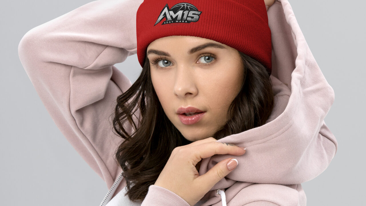Modelo con gorro beanie AM15 de la tienda oficial de Aday Mara