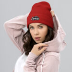 Modelo con gorro beanie AM15 de la tienda oficial de Aday Mara