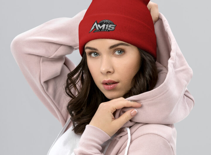 Modelo con gorro beanie AM15 de la tienda oficial de Aday Mara