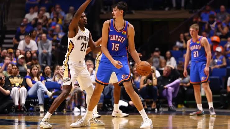 Aday Mara con la camiseta de Thunder ante los Pelicans
