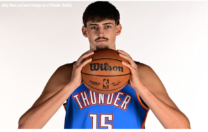 Aday Mara con la camiseta del Oklahoma City Thunder